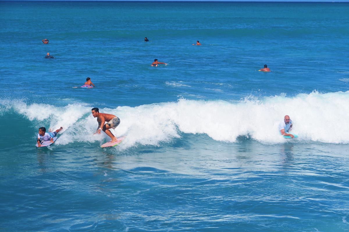 Surfing in Waikiki Beach - Oahu - Hawaii