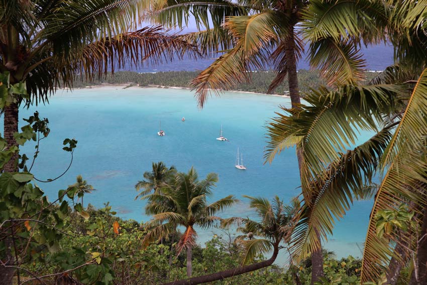 Yachts in Maupiti Lagoon - Mount Teurafaatiu hike - French Polynesia