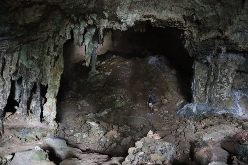 Ana Mouo cave - hiking in rurutu - austral islands - french polynesia