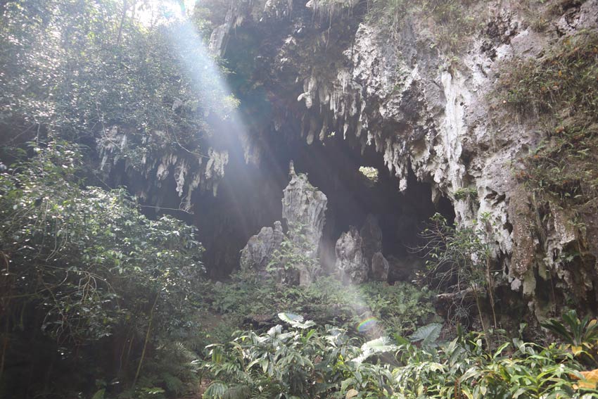 ana aeo - Mitterrand Cave - rurutu - austral islands - french polynesia - ray of light