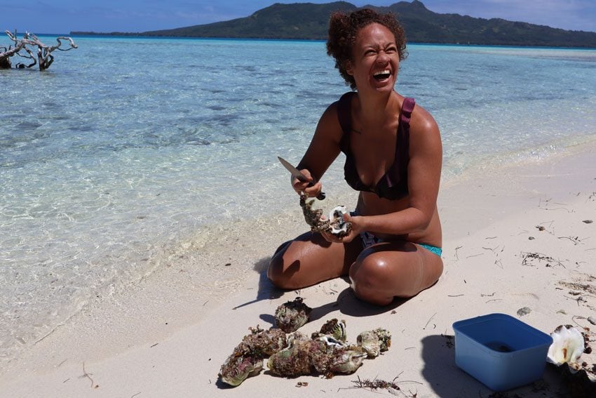 picnic motu - cleaning clams - tubuai - austral islands - french polynesia