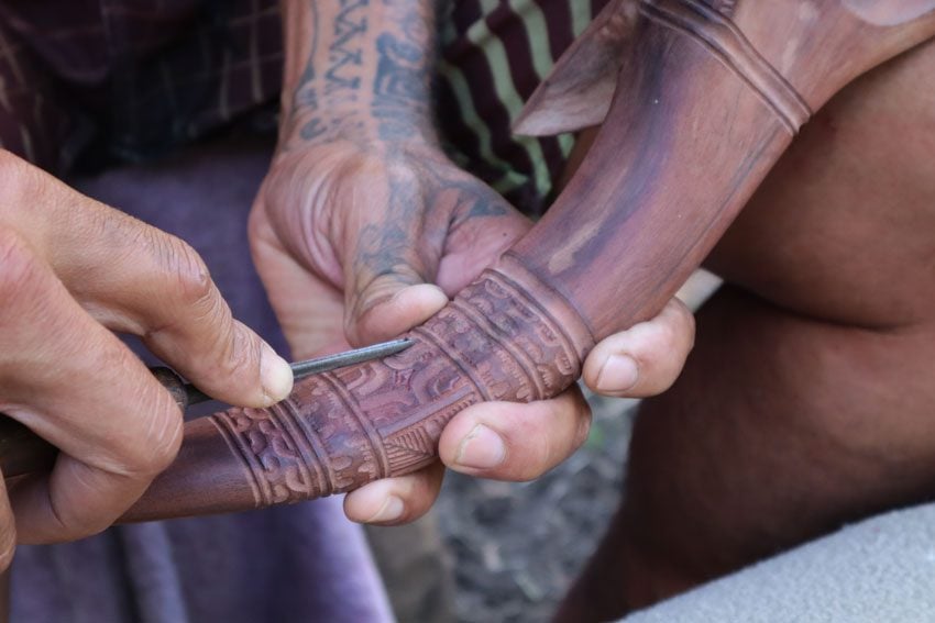 Tangy wood carver - Hakaui Valley - nuku hiva - marquesas islands - french polynesia