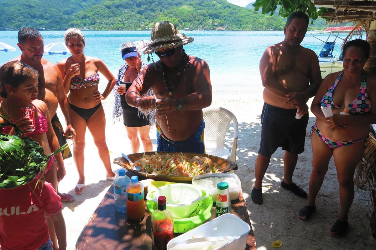 Huahine Lagoon Tour - preparing lunch