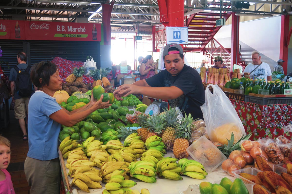 Papeete Central Market - Tahiti - fruite seller