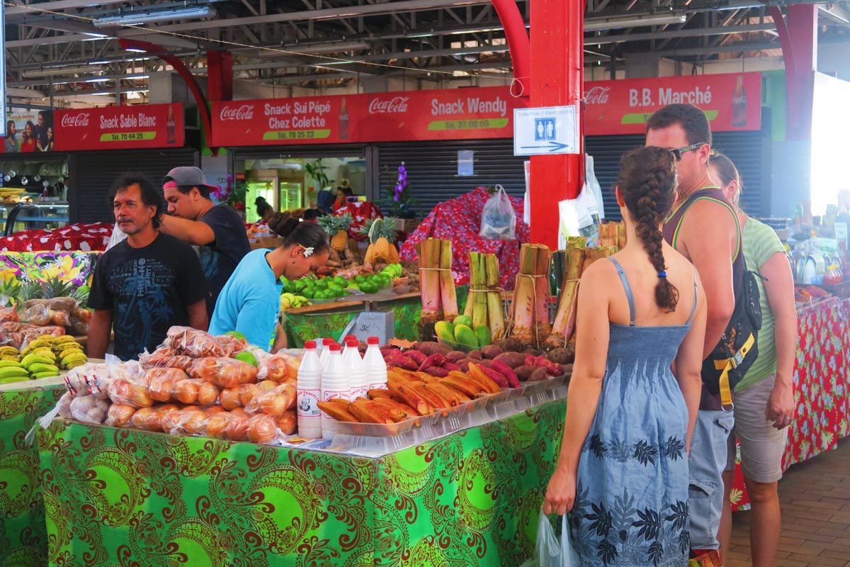 Papeete Central Market - Tahiti - shoopers