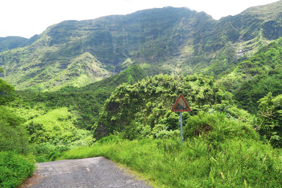 Papenoo Valley - Tahiti - Mountains with watrefalls and steep road