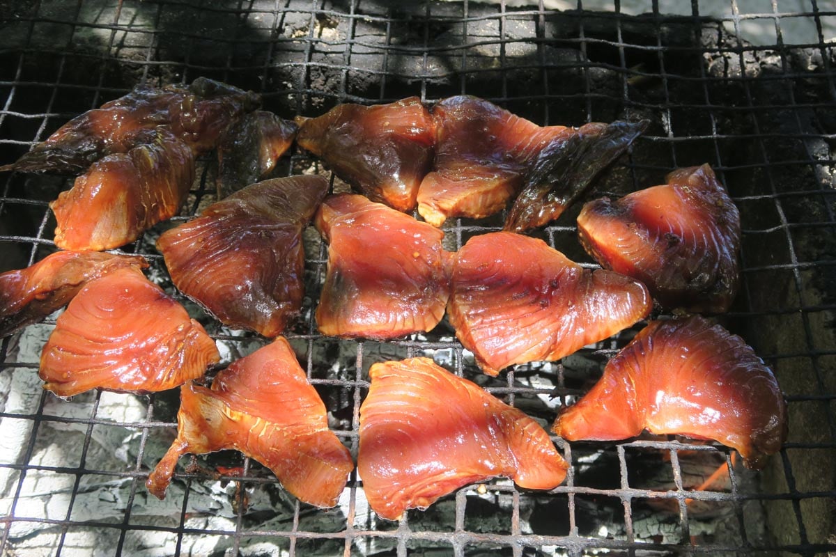 Maupiti lagoon tour - motu picnic - tuna steaks