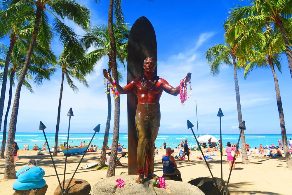 Duke Kahanamoku statue waikiki beach honolulu hawaii