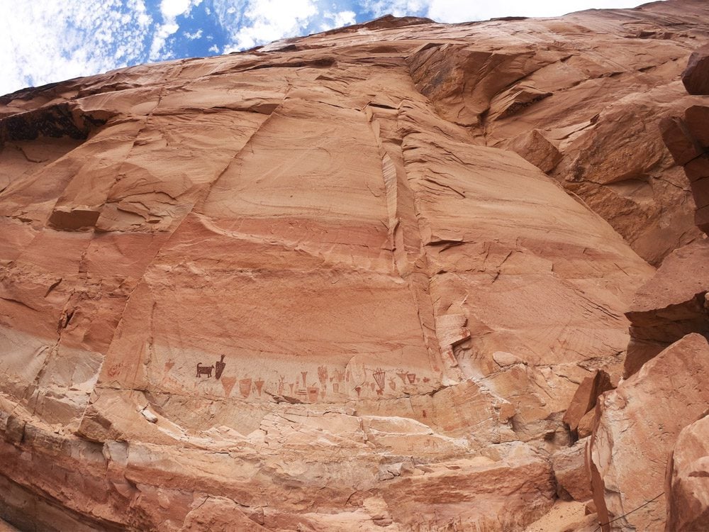 Great-gallery-rock-paintings-Horseshoe-canyon-hike-canyonlands-national-park-utah