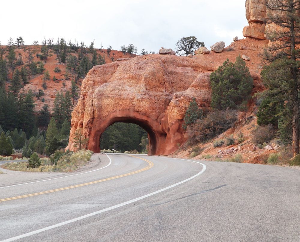 driving to Bryce Canyon - Red Canyon Arch