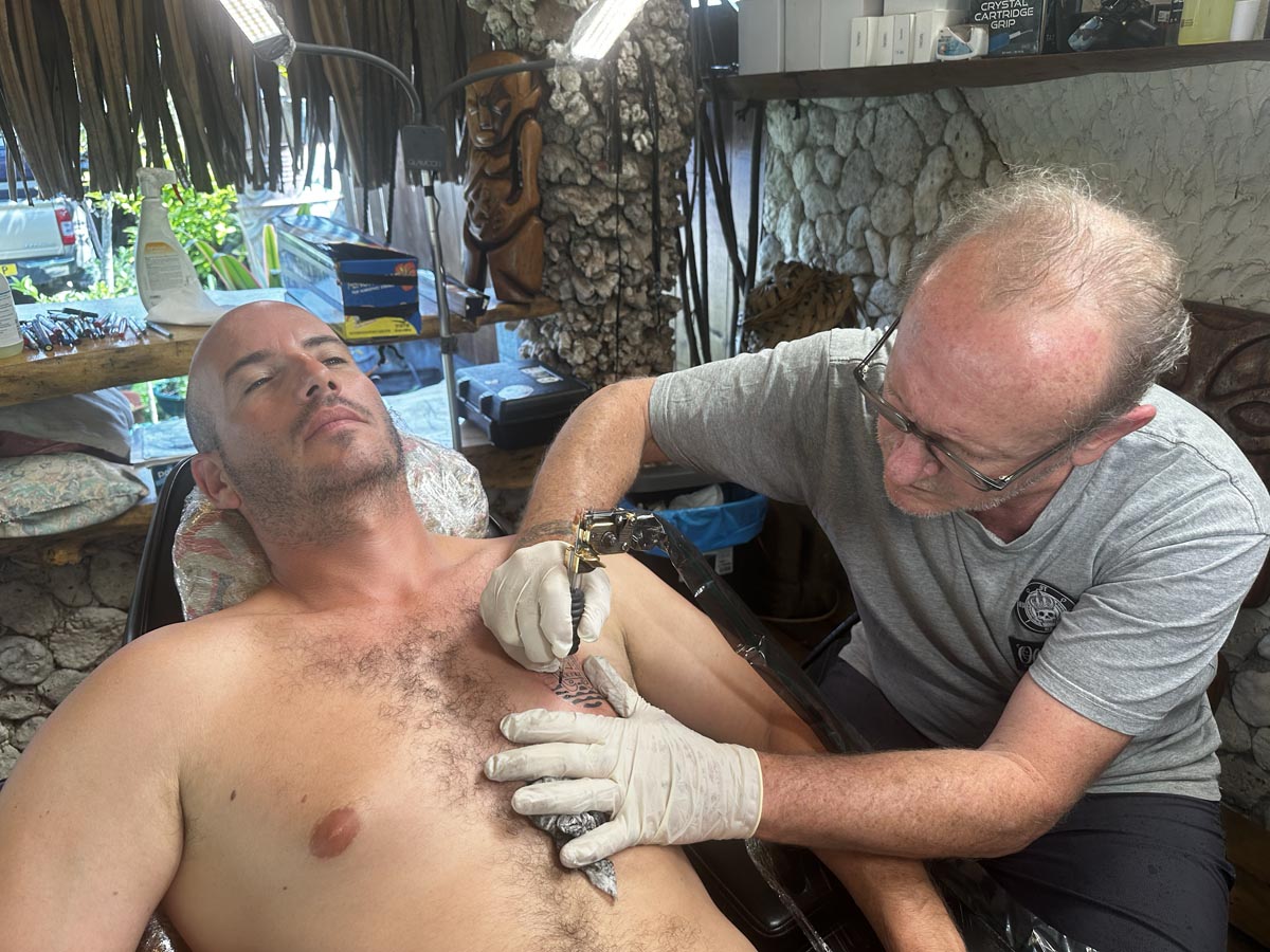 Avichai getting a tattoo in Moorea 2