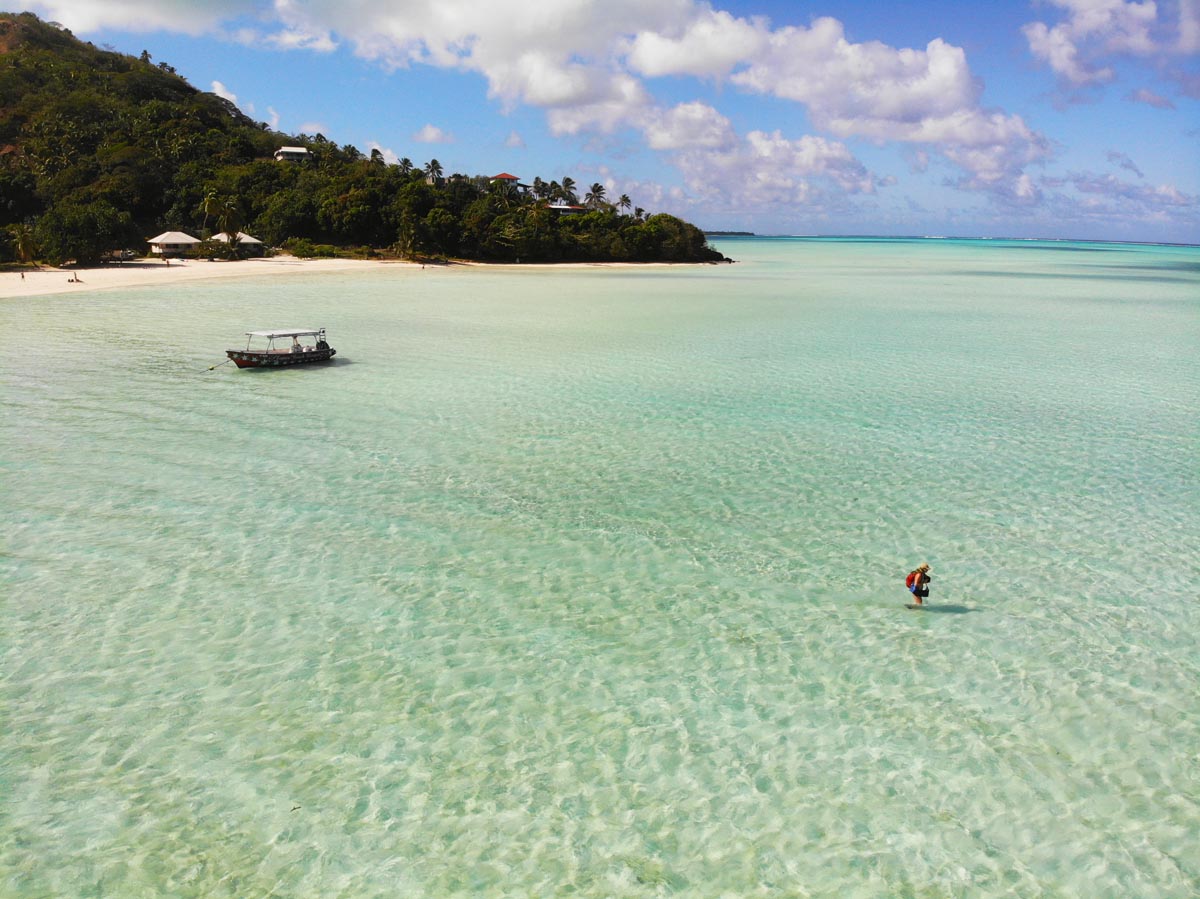 Crossing-lagoon-the-Motu-Auira-Maupiti-French-Polynesia-2