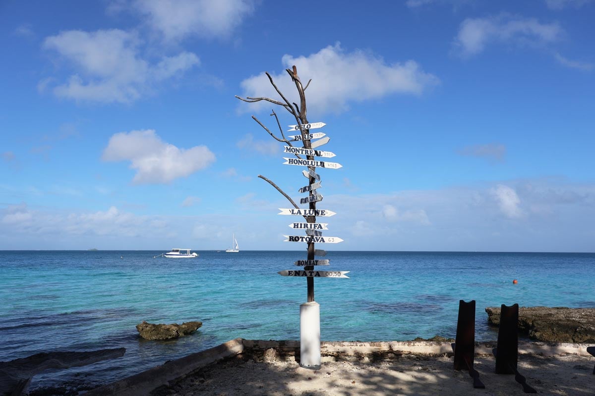 Distance sign - Pension Raimiti - Fakarava South - French Polynesia