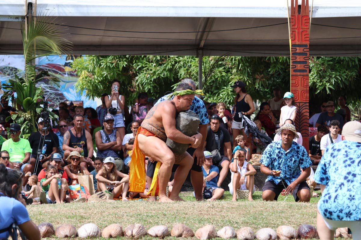 Heiva Festival Tahiti - Stone lifting competition