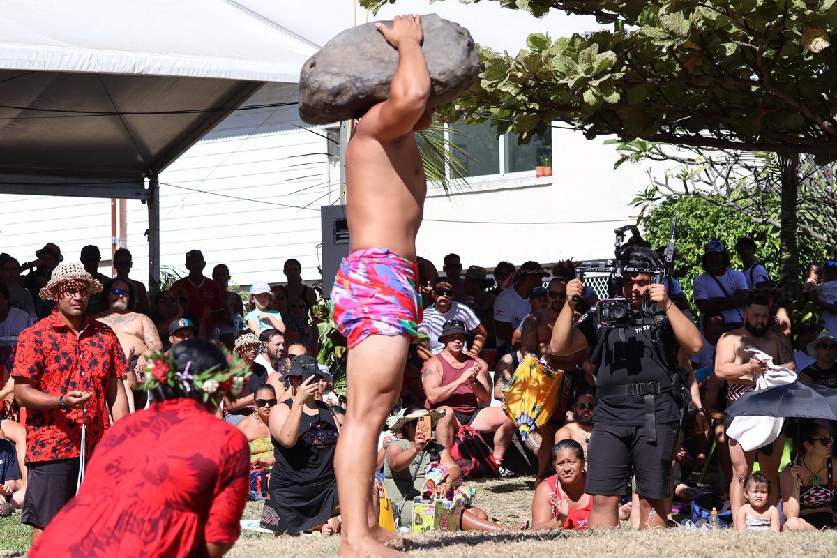 Heiva Festival Tahiti - Stone lifting competition