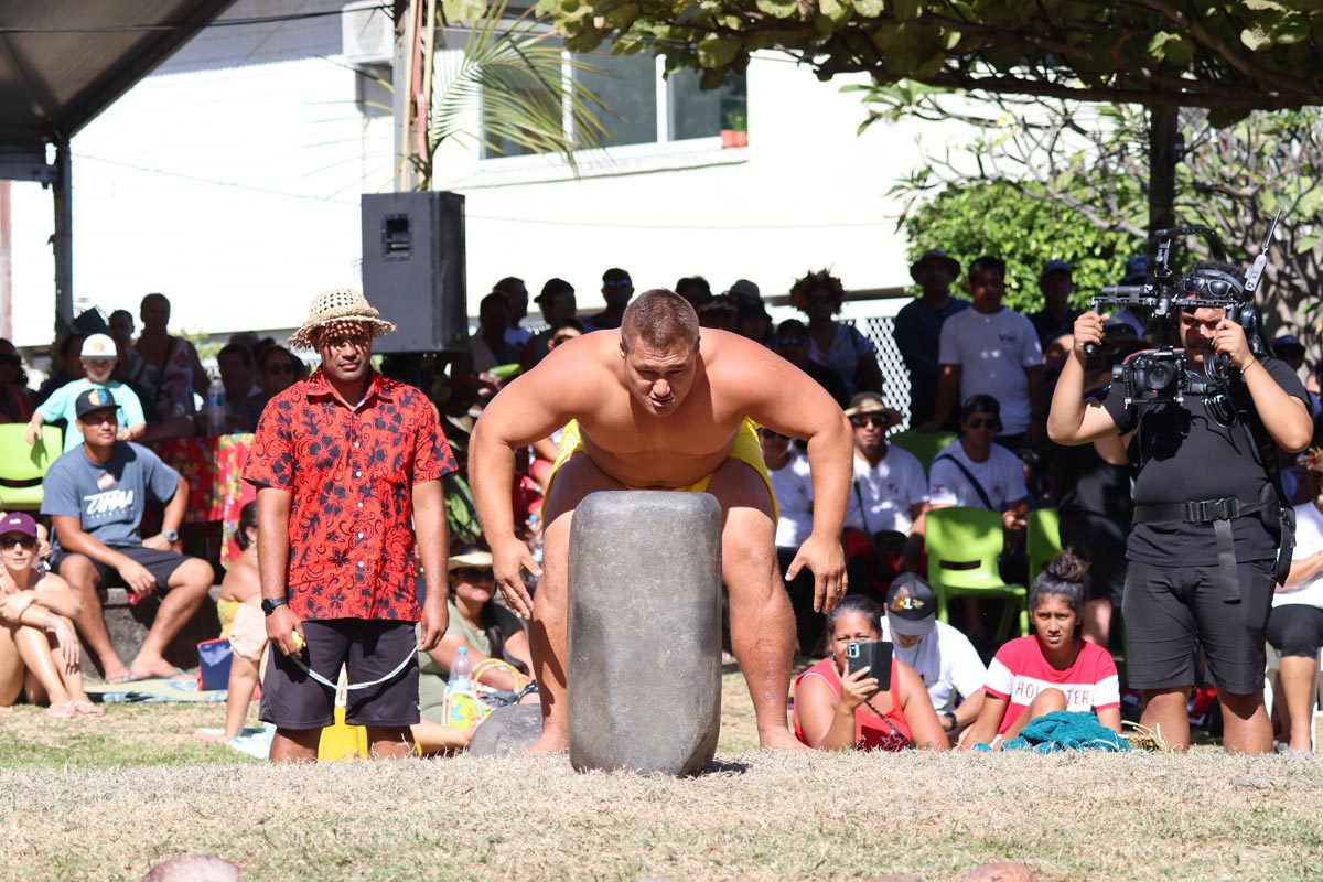 Heiva Festival Tahiti - Stone lifting competition