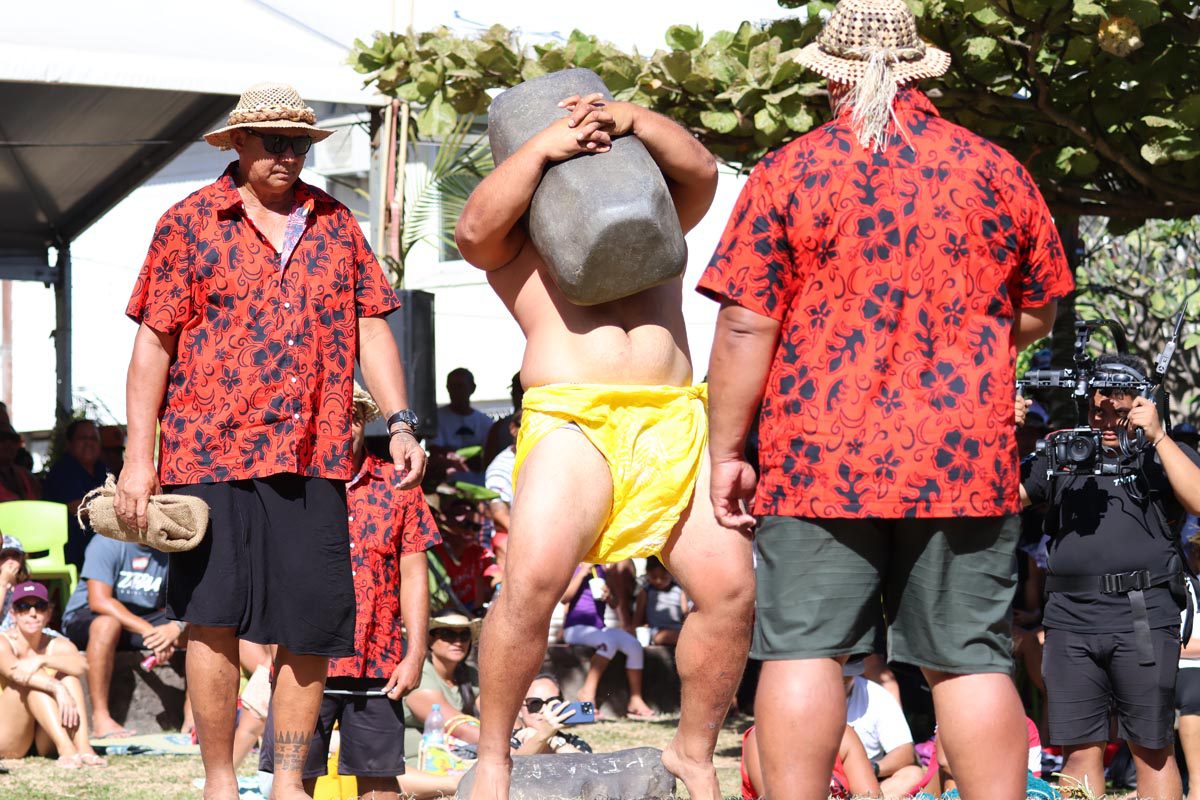 Heiva Festival Tahiti - Stone lifting competition