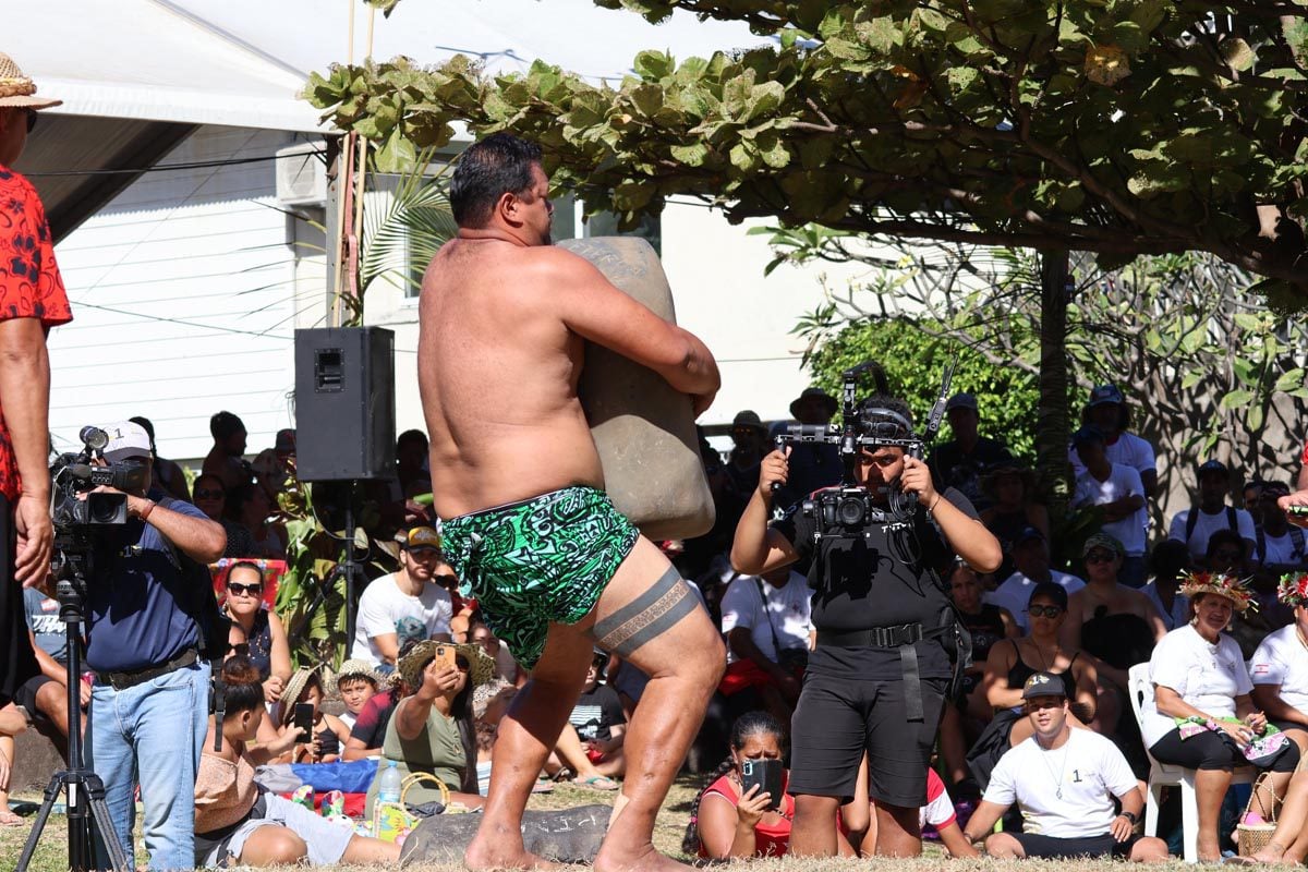 Heiva Festival Tahiti - Stone lifting competition