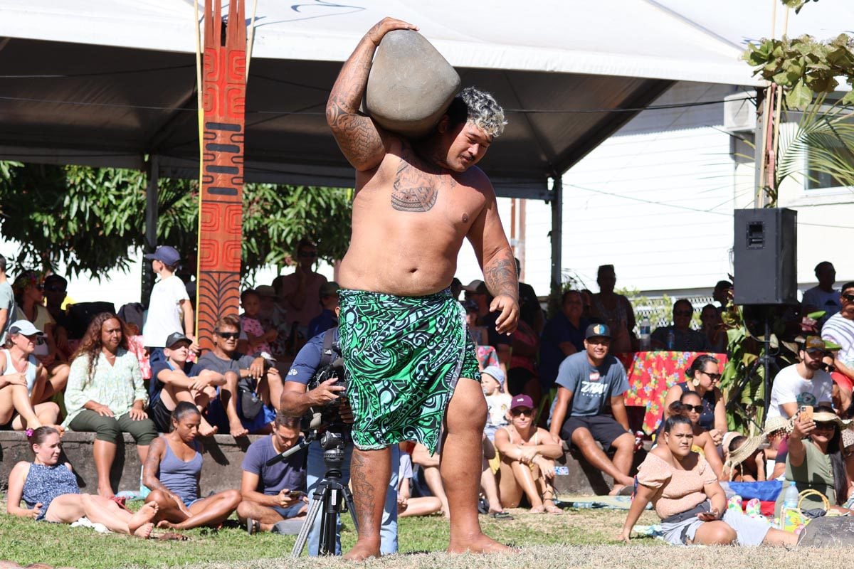 Heiva Festival Tahiti - Stone lifting competition