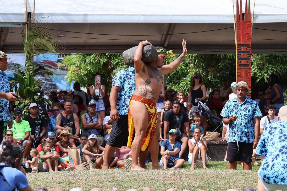 Heiva Festival Tahiti - Stone lifting competition