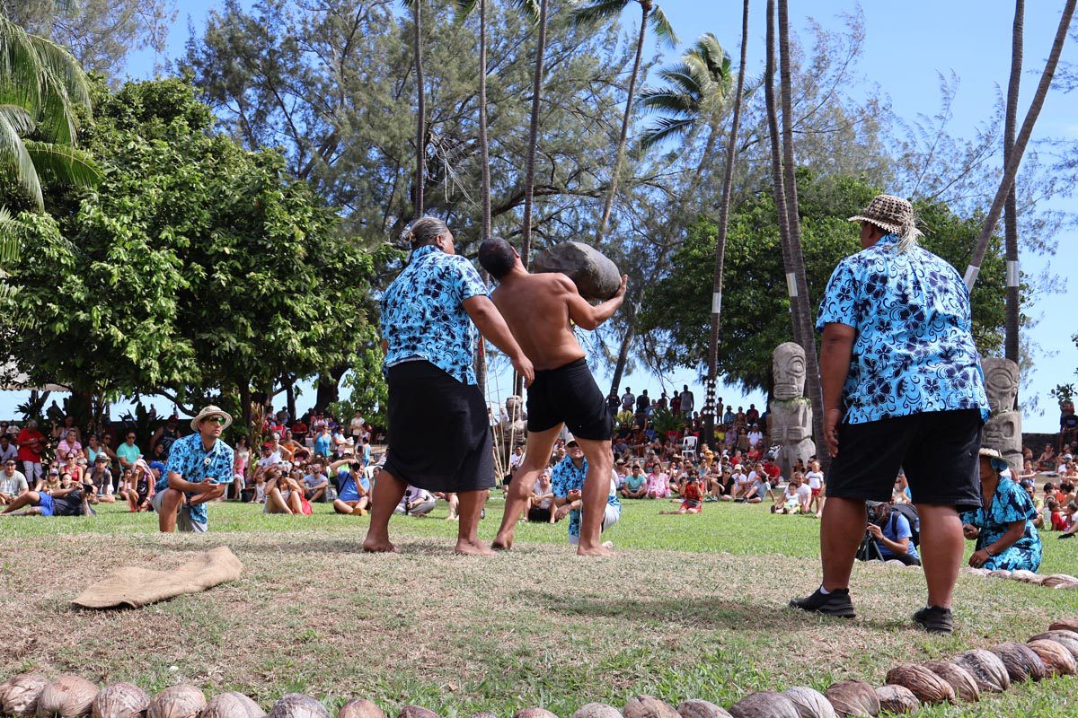 Heiva Festival Tahiti - Stone lifting competition