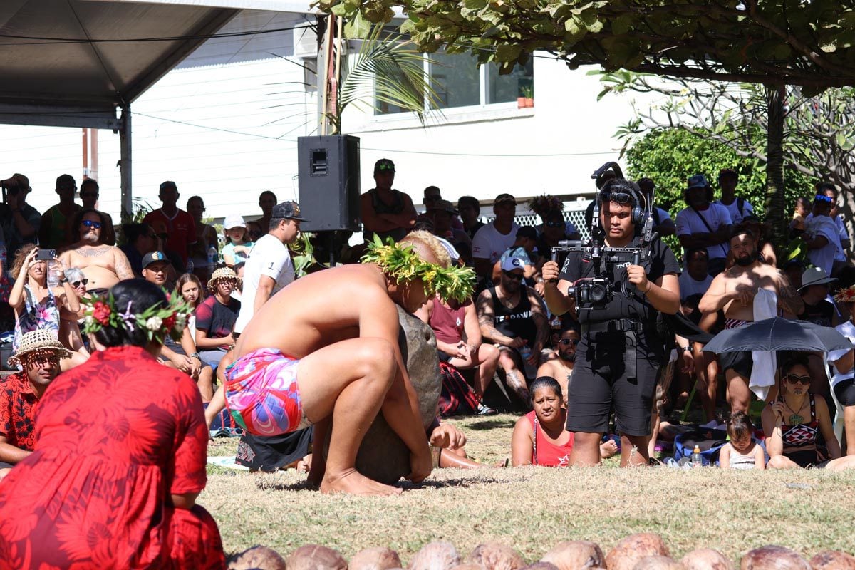 Heiva Festival Tahiti - Stone lifting competition