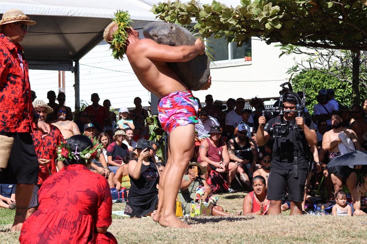 Heiva Festival Tahiti - Stone lifting competition