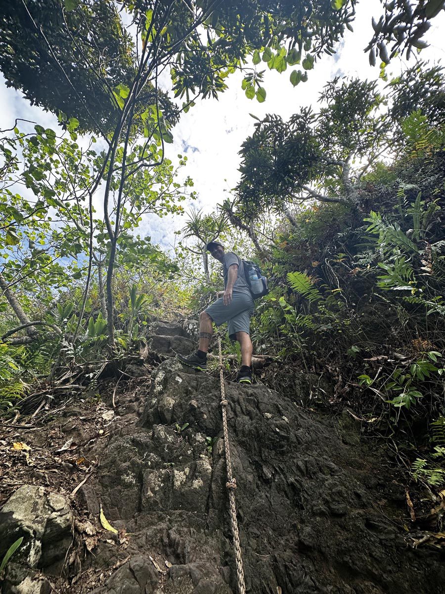 Hiking Mount Teurafaatiu - Maupiti - Avichai rope