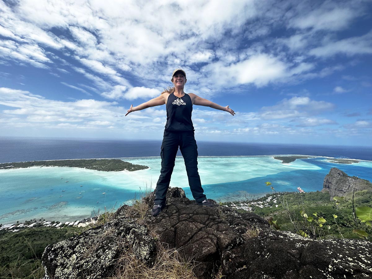 Hiking Mount Teurafaatiu - Maupiti - Ella in viewpoint