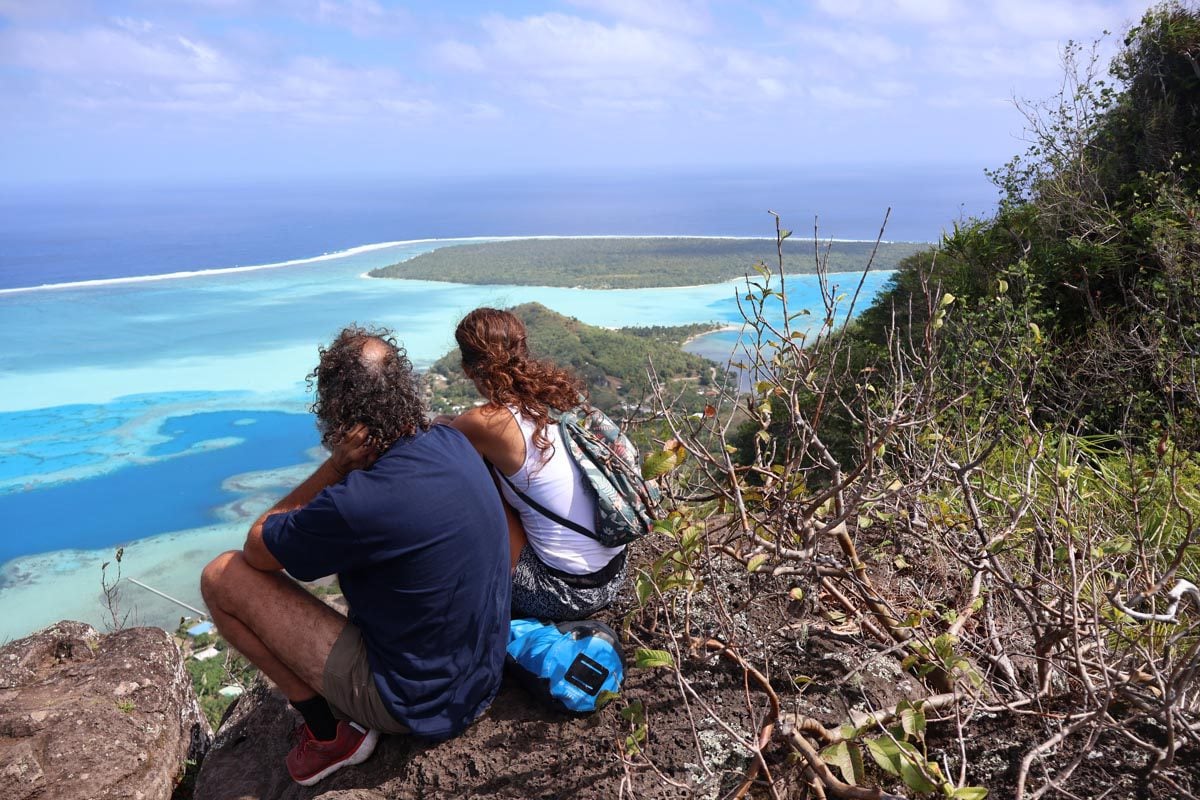 Hiking Mount Teurafaatiu - Maupiti - hikers in summit