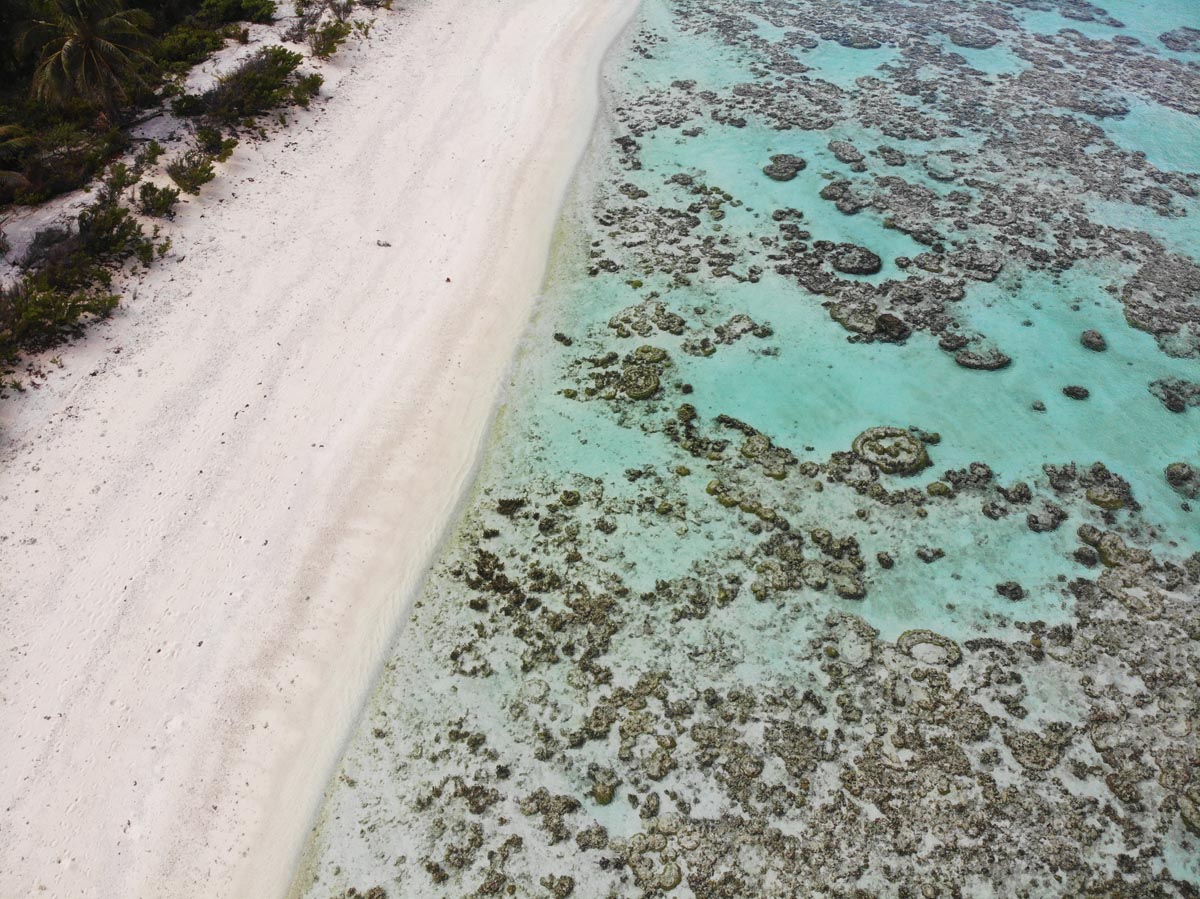 Lagoon-and-beach-at-Motu-Auira-Maupiti