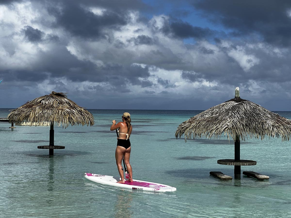 Pension Havaiki Lodge - Fakarava North - French Polyensia - Ella on paddle board