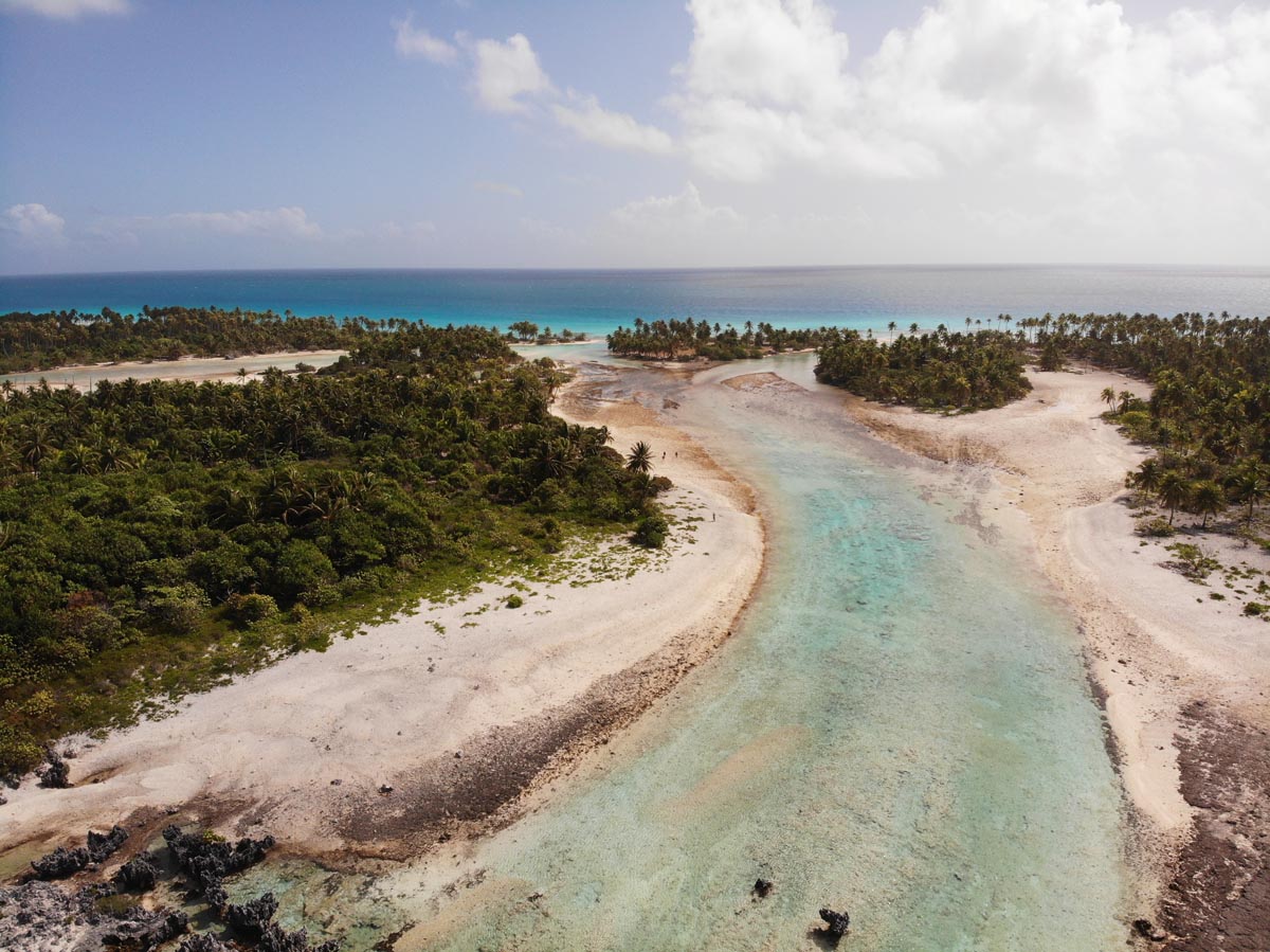 Reef-Island-Rangiroa-French-Polynesia-lagoon-side