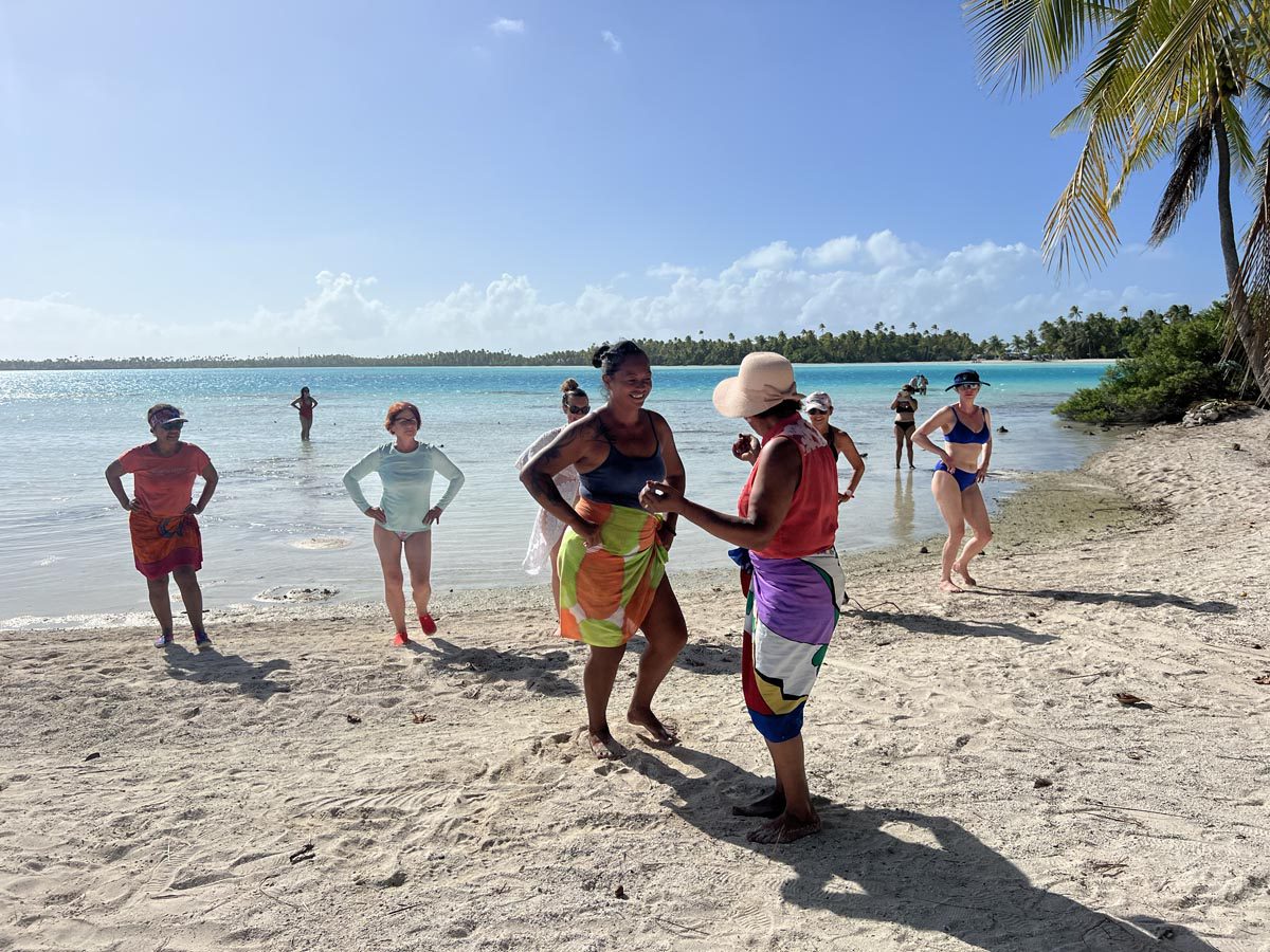 The Blue Lagoon Rangiroa - dancing 2