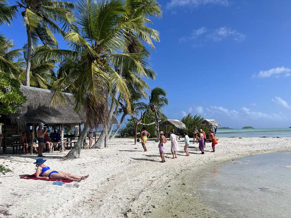 The Blue Lagoon Rangiroa - dancing