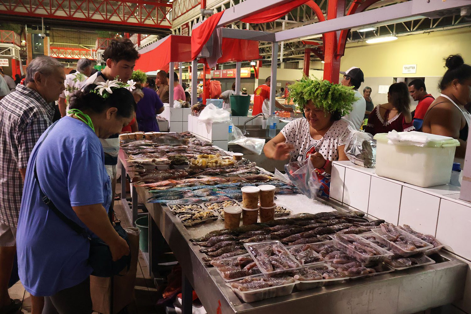 שוק יום ראשון בבוקר בפפאטה בירת טהיטי - דגים