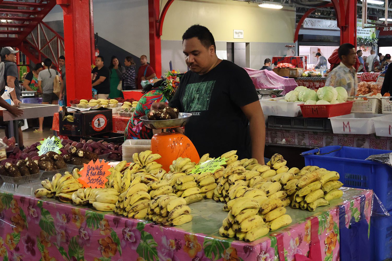שוק יום ראשון בבוקר בפפאטה בירת טהיטי - פירות