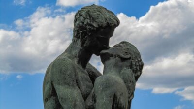 Romantic places in Spain - statue of couples kissing